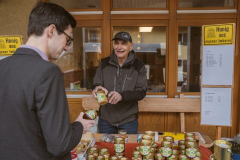 Norbert Walter, Rentner und Imker im Nebenerwerb, verkauft seinen Honig auf dem Markt in Ebnet und zeigte Martin Horn, welche besonderen Sorten er im Angebot hat.