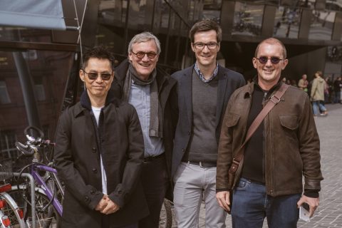 Architekt Mun Summ Wong (1.v.l.) und und
Richard Hussell aus Singapur (Büro: M&H / Singapore) besuchten Freiburg – Martin Horn ließ es sich nicht nehmen, mit ihnen über Städtebau und Architektur zu reden. Danke Wulf Daseking (2.v.l.) für den Kontakt.