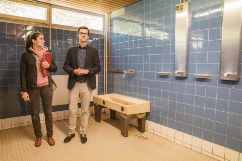 Der Elternbeirat der Schneeburgschule in St. Georgen zeigte Martin Horn, gemeinsam mit Rektor Schmidt-Riese, die Situation der Toilettenanlagen, Turnhalle und die Räumlichkeiten vor Ort.