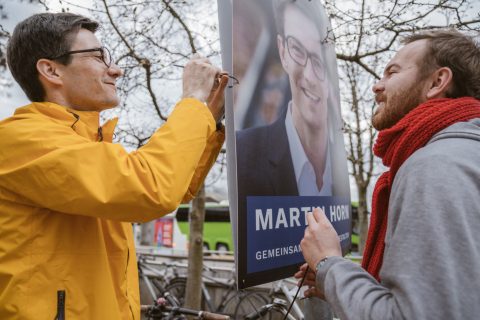 Selbst ist der Kandidat: Martin Horn ließ es sich nicht nehmen und plakatierte gemeinsam mit einem großen Team Freiburgs Straßen. Daniel Becker, Juso-Vorsitzender in Freiburg, half auch tatkräftig mit.
